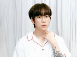 10CM press photo