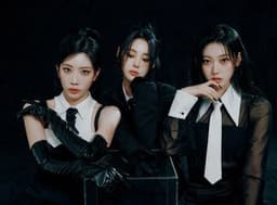 ODD EYE CIRCLE press photo